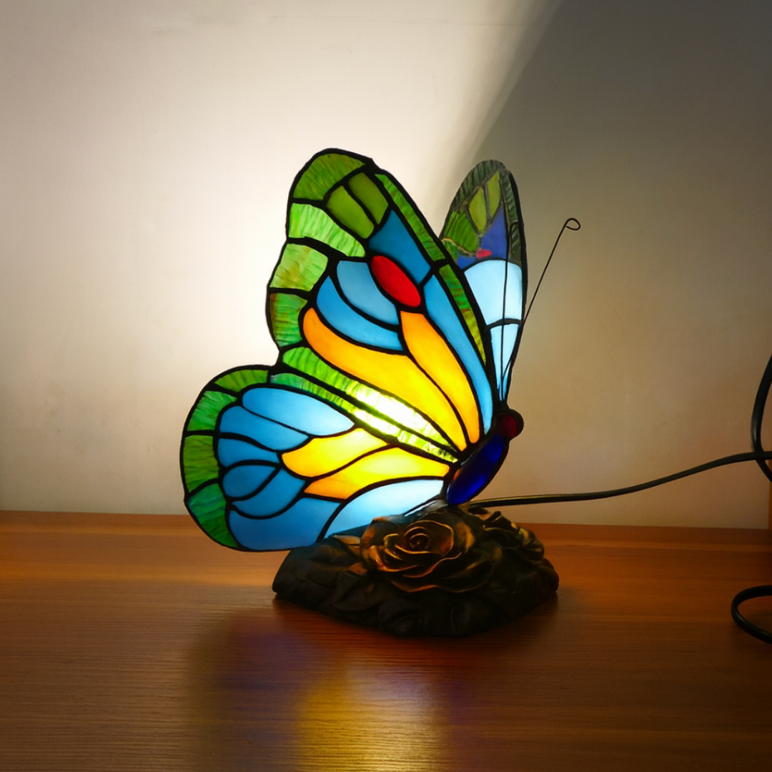 Rzeźbiona Lampa z Niebieskim Motylem